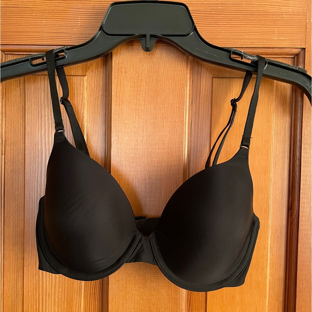 EUC Victoria's Secret Lined Perfect Coverage Black Bra. Size 32D